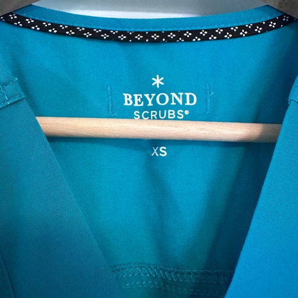 NEW with tags Beyond Scrubs Teal V-Neck Scrub Top - Picture 4 of 5